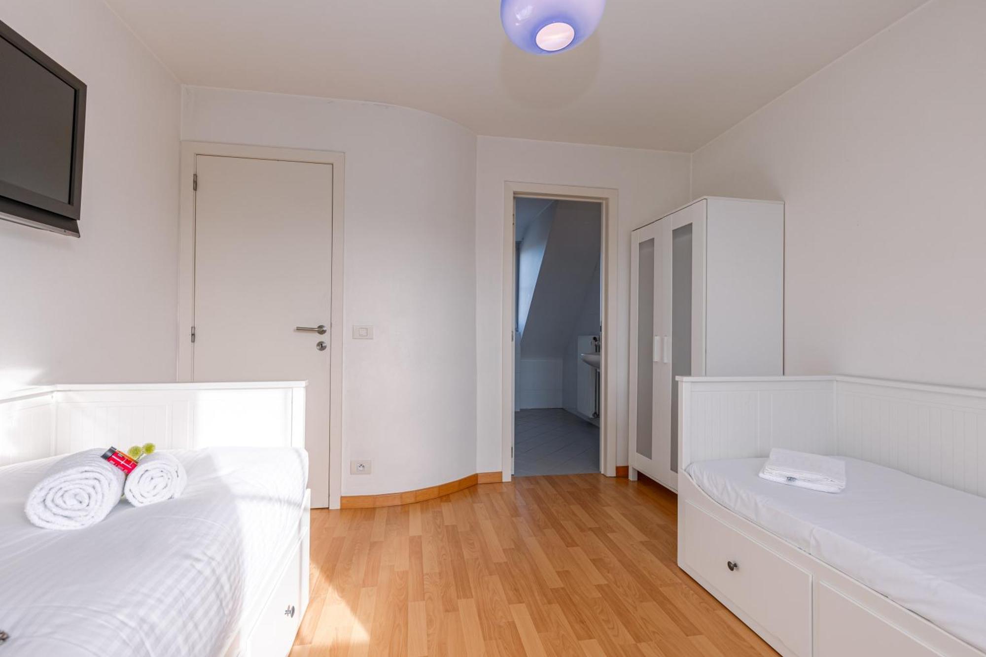 Charming Spacious Duplex Apt With Private Parking In Knokke Apartment Bagian luar foto