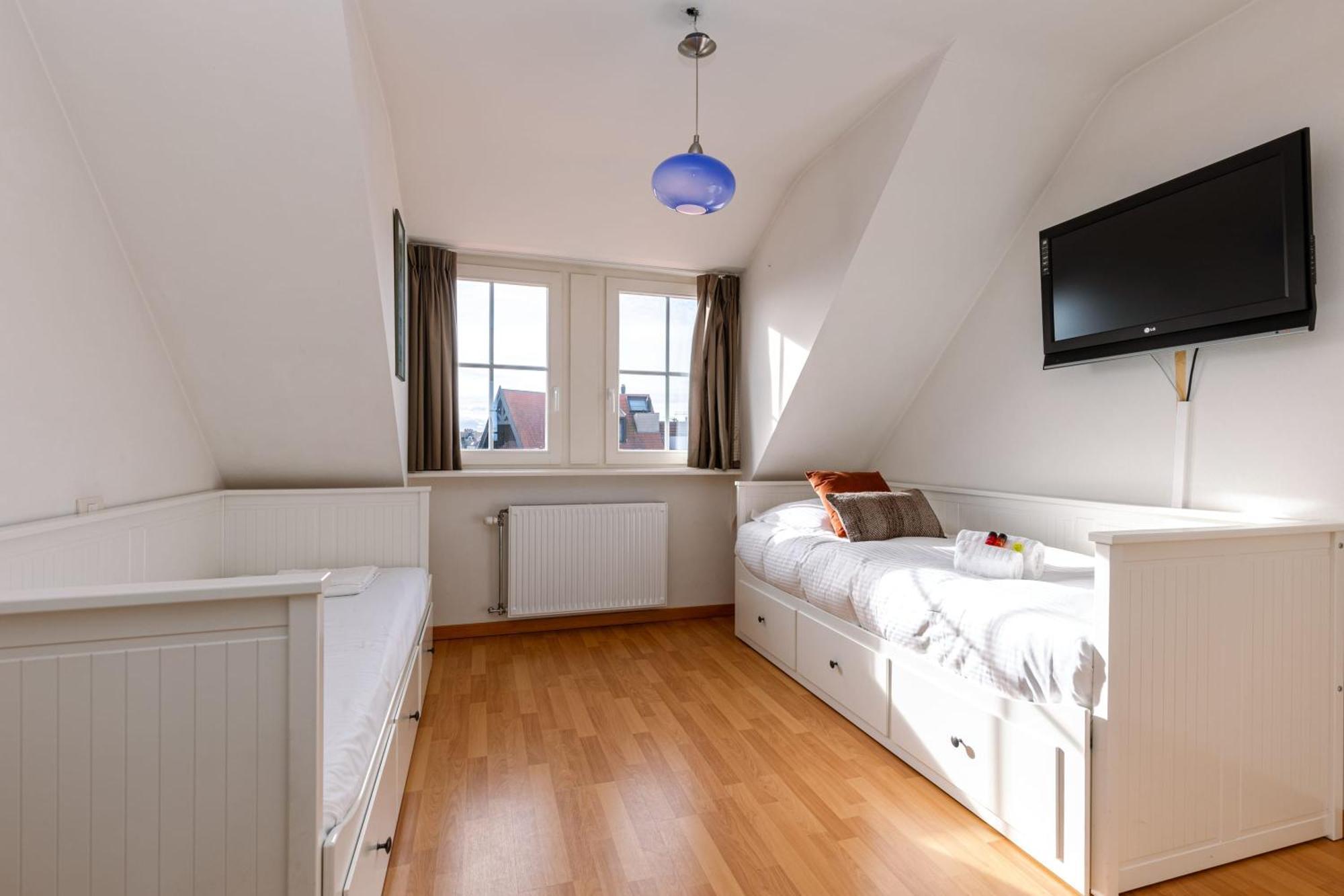 Charming Spacious Duplex Apt With Private Parking In Knokke Apartment Bagian luar foto