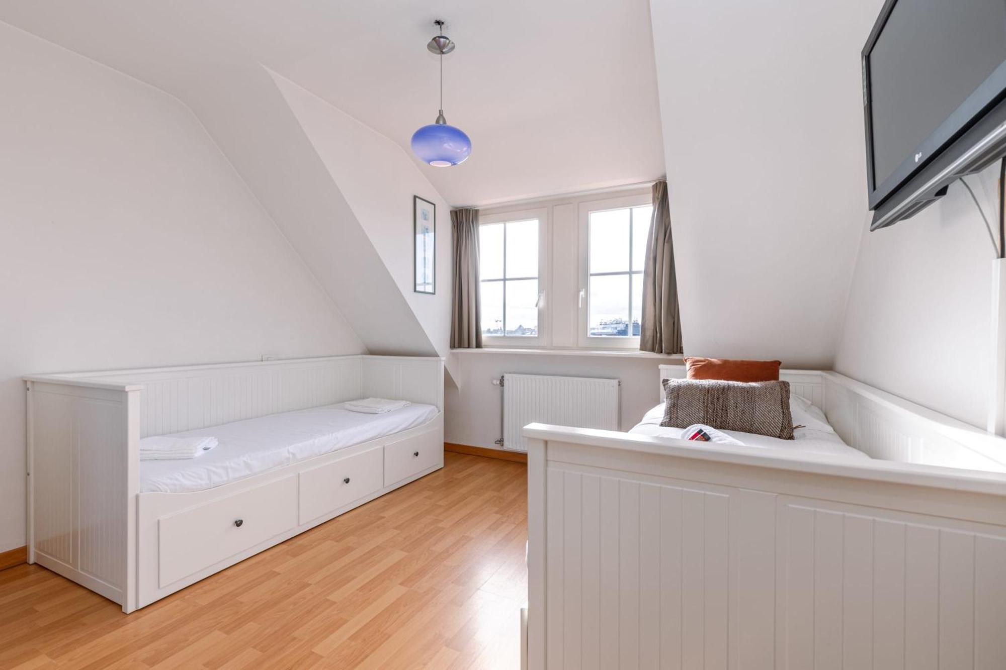 Charming Spacious Duplex Apt With Private Parking In Knokke Apartment Bagian luar foto
